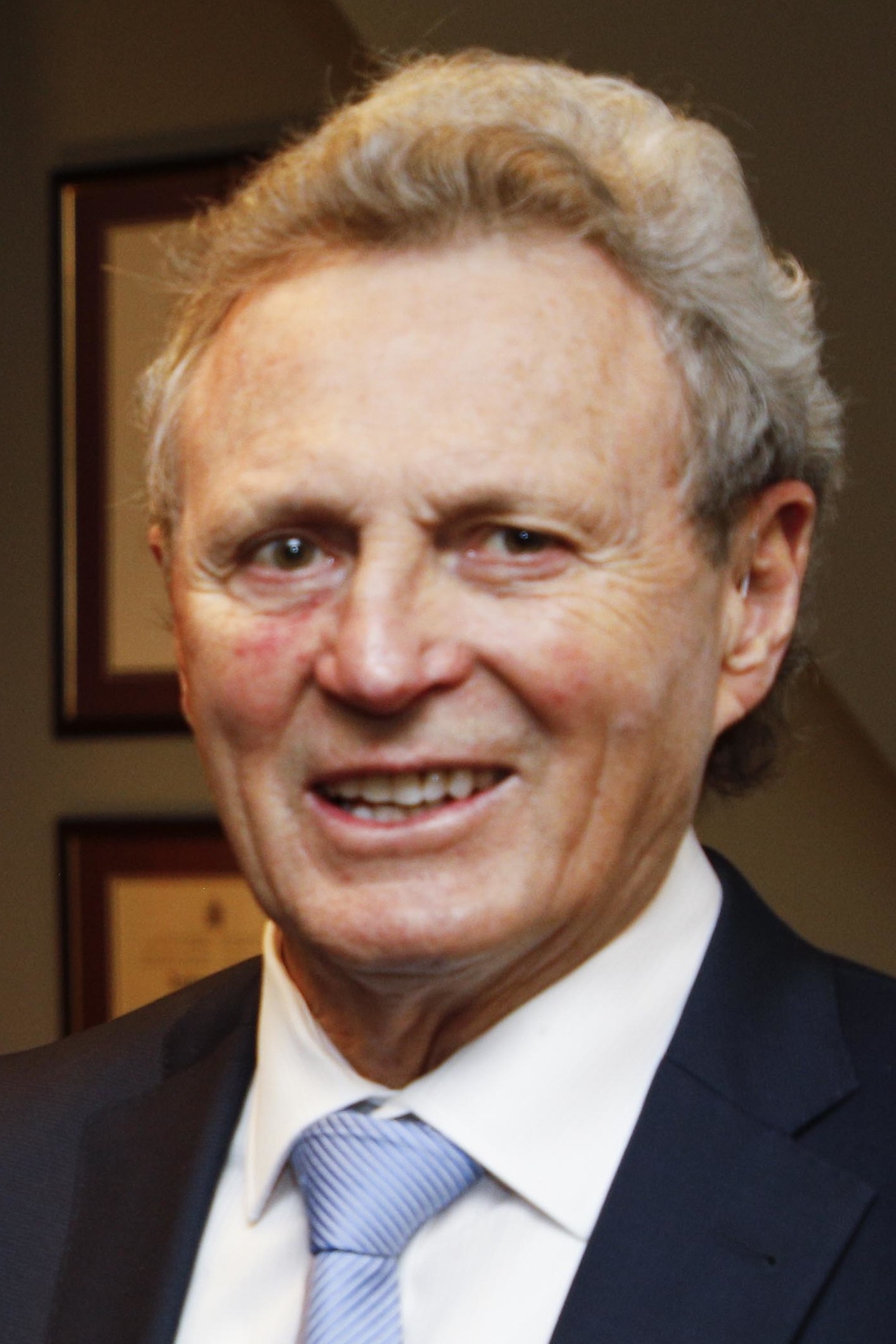 Imagem de referência de Paul Henderson, descrito nos dados abertos como jogador de hóquei no gelo canadense