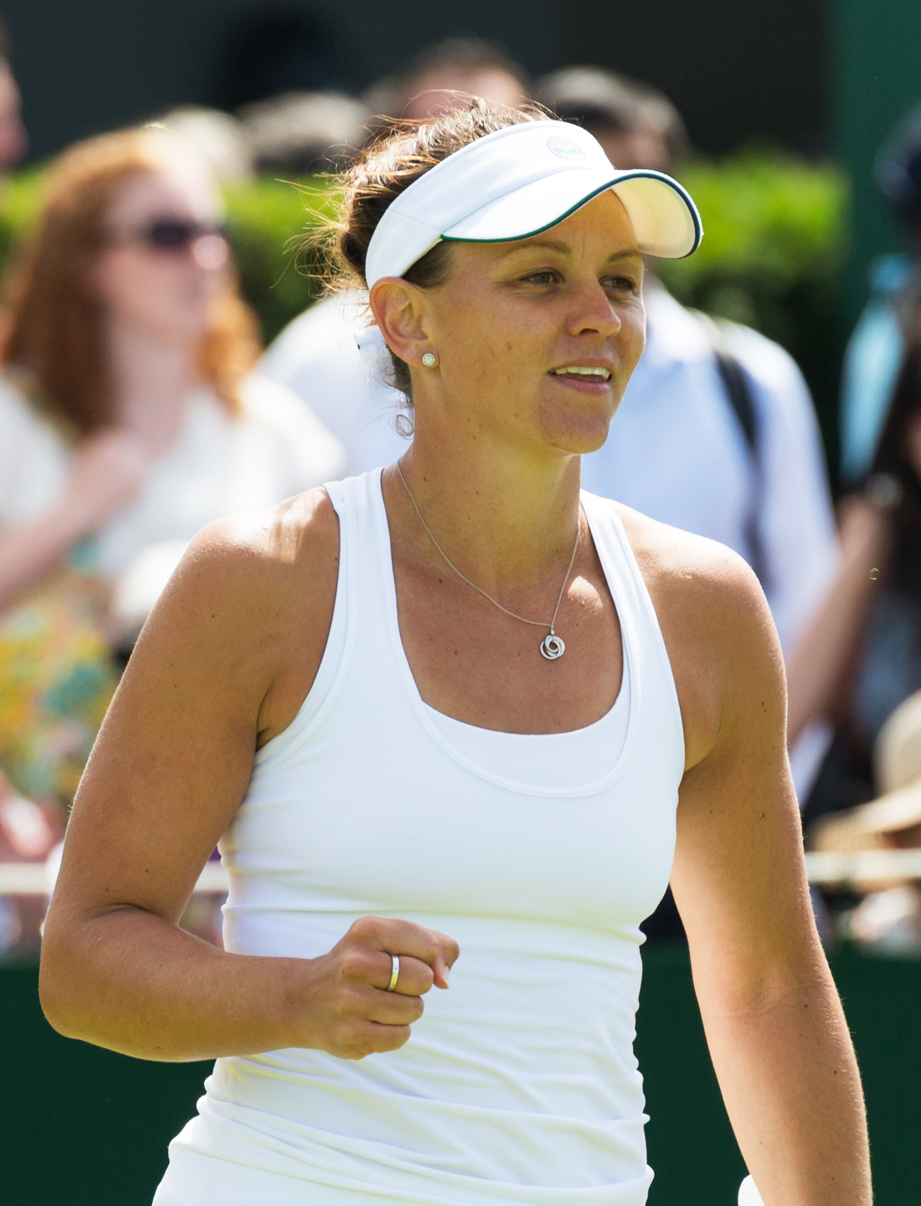 Imagem de referência relacionada a Casey Dellacqua, item descrito como tenista australiana