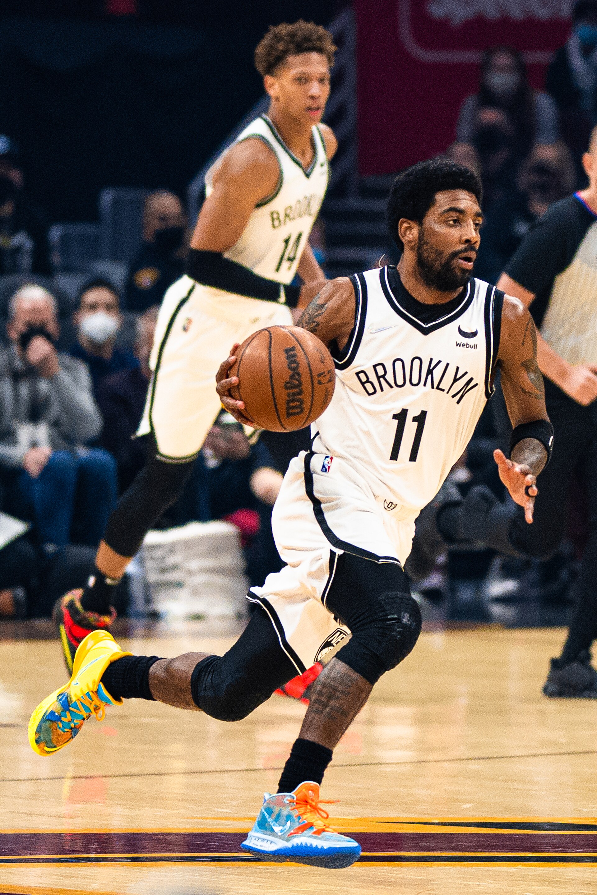 Imagem de referência relacionada a Kyrie Irving, item descrito como basquetebolista estadunidense