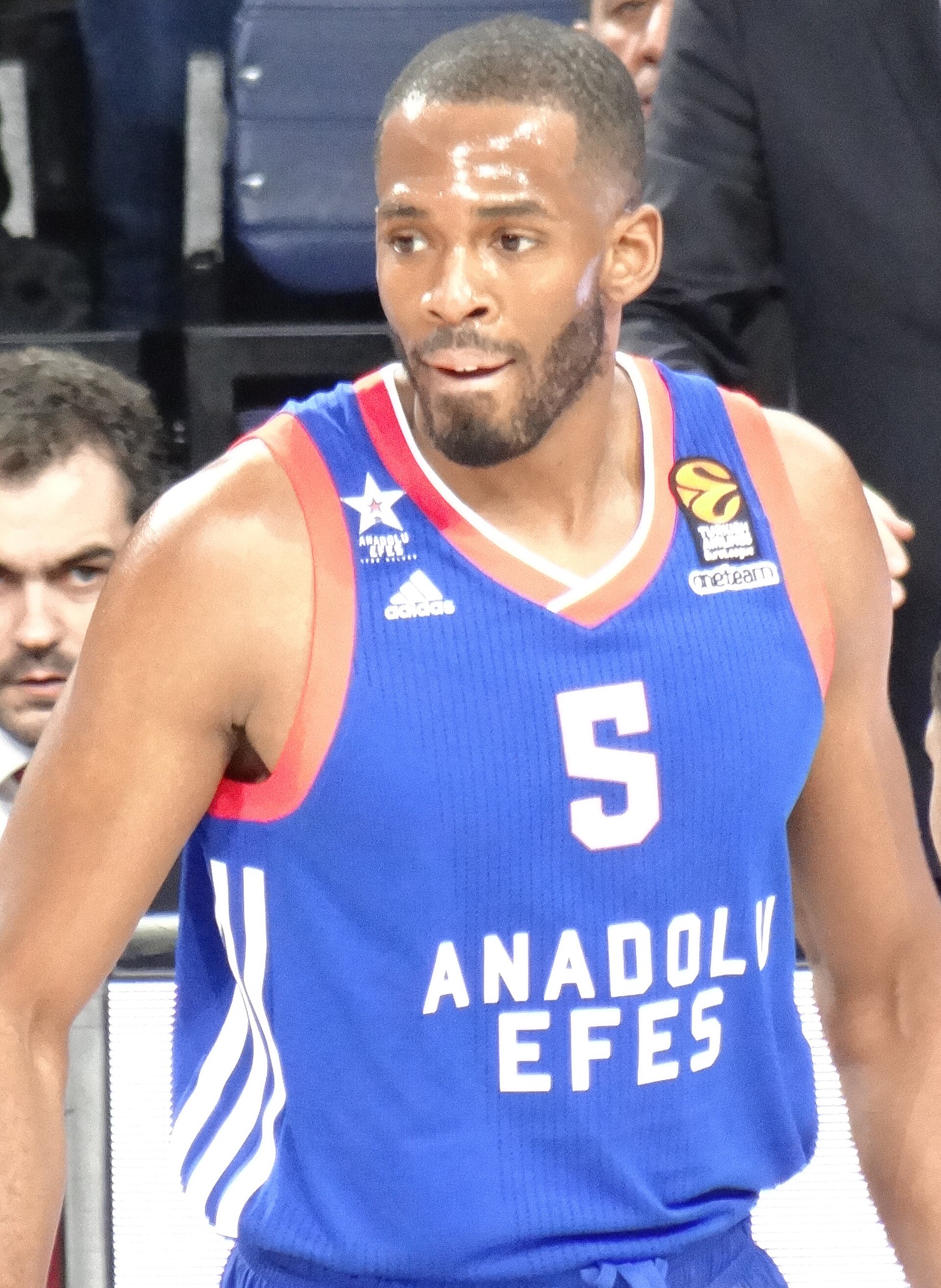 Imagem de referência de Derrick Brown, descrito nos dados abertos como basquetebolista estadunidense
