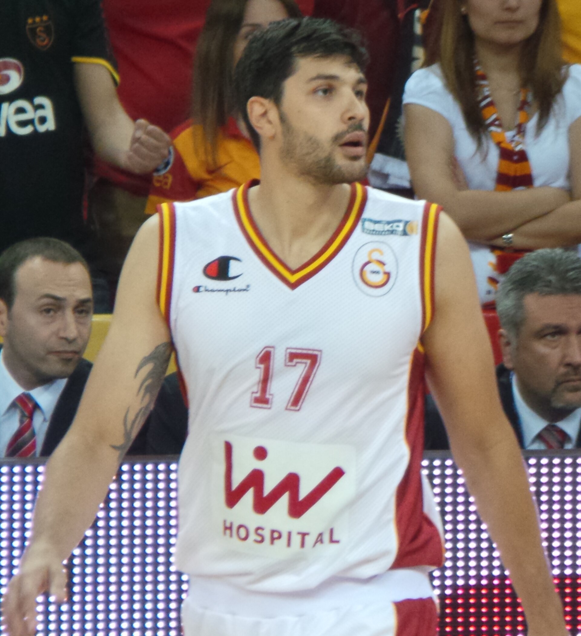 Imagem de referência de Cenk Akyol, descrito nos dados abertos como jogador de basquetebol turco