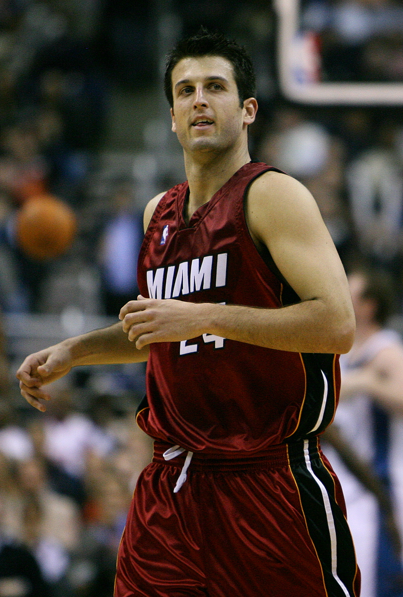 Imagem de referência relacionada a Jason Kapono, item descrito como basquetebolista americano