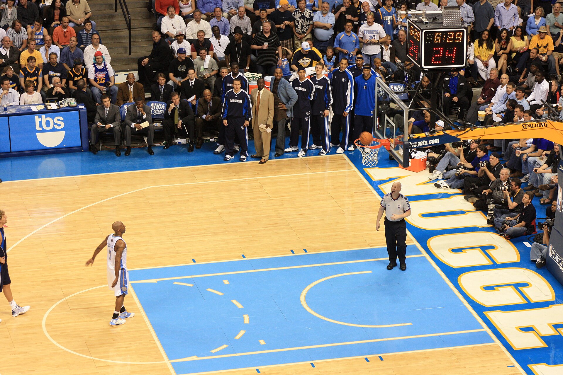 Imagem de referência relacionada a Jerry Stackhouse, item descrito como basquetebolista estadunidense