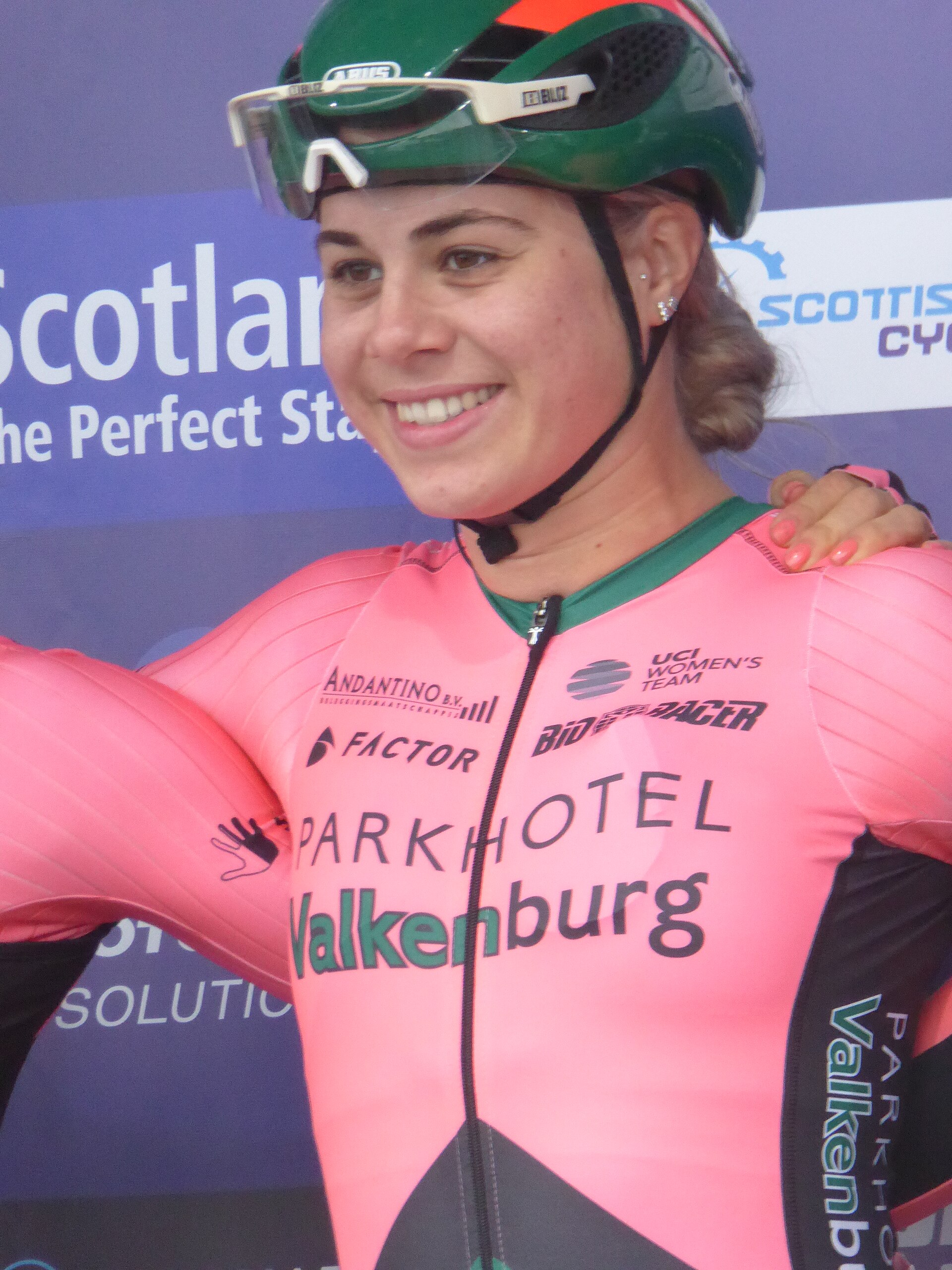 Imagem de referência de Janine van der Meer, descrito nos dados abertos como ciclista neerlandesa