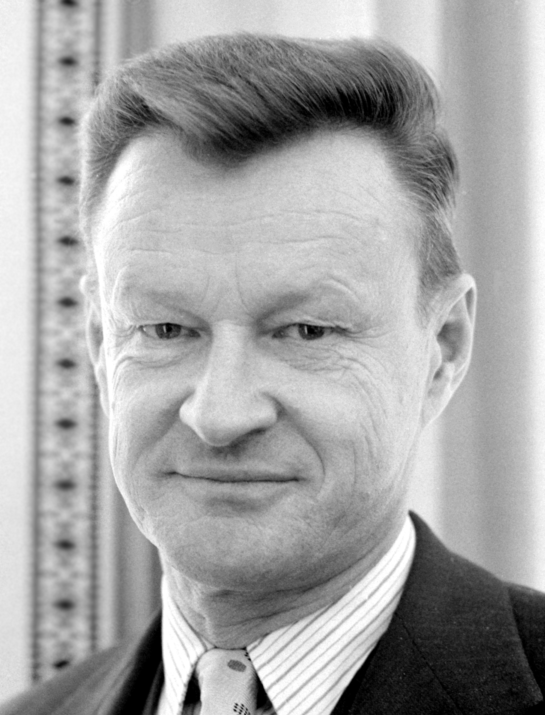 Imagem de referência relacionada a Zbigniew Brzezinski, item descrito como registro de referência sobre Zbigniew Brzezinski, organizado a partir de dados estruturados abertos