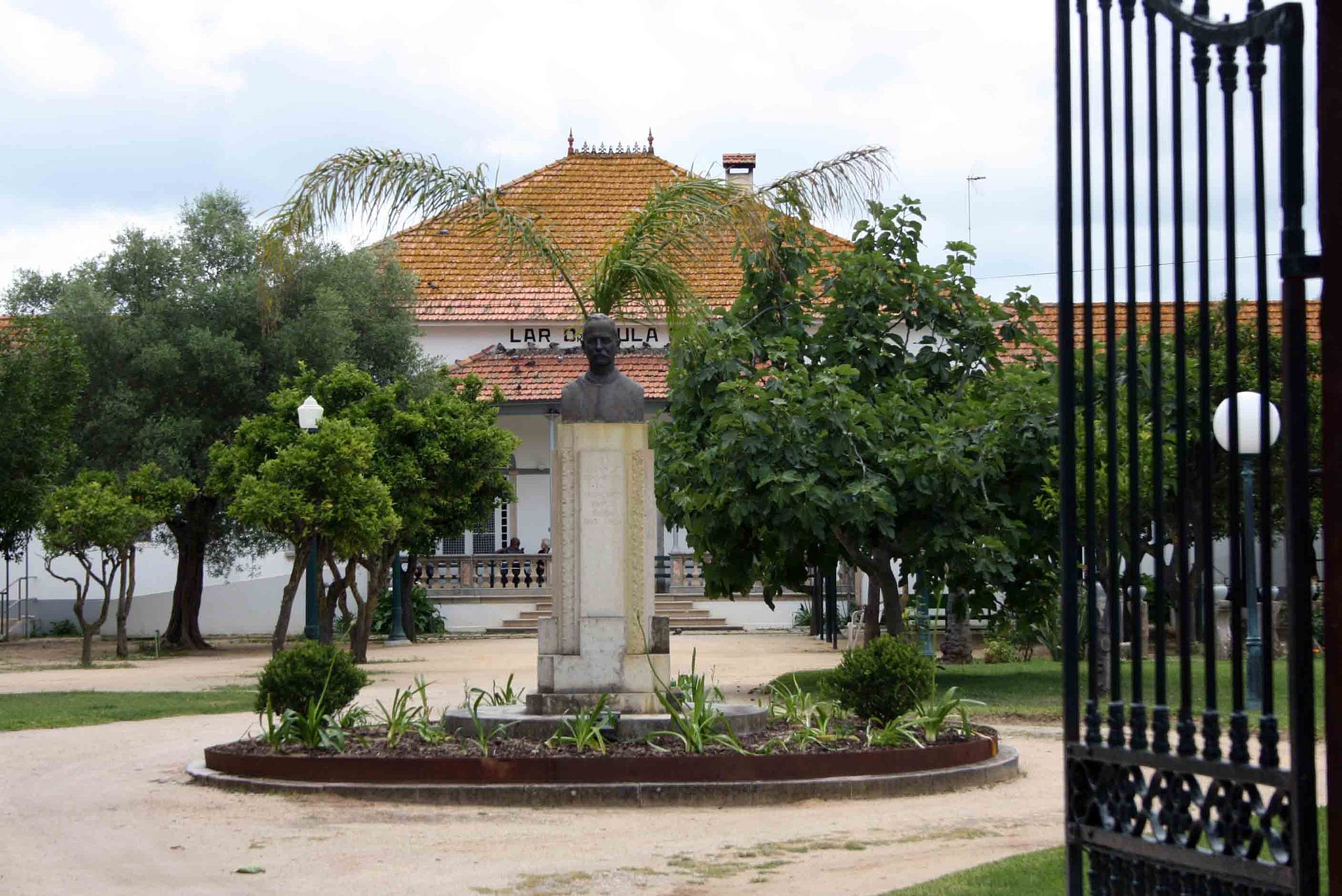 Imagem de referência relacionada a Santa Casa da Misericórdia de Setúbal, item descrito como irmandade de crentes católicos para a assistência social em Setúbal