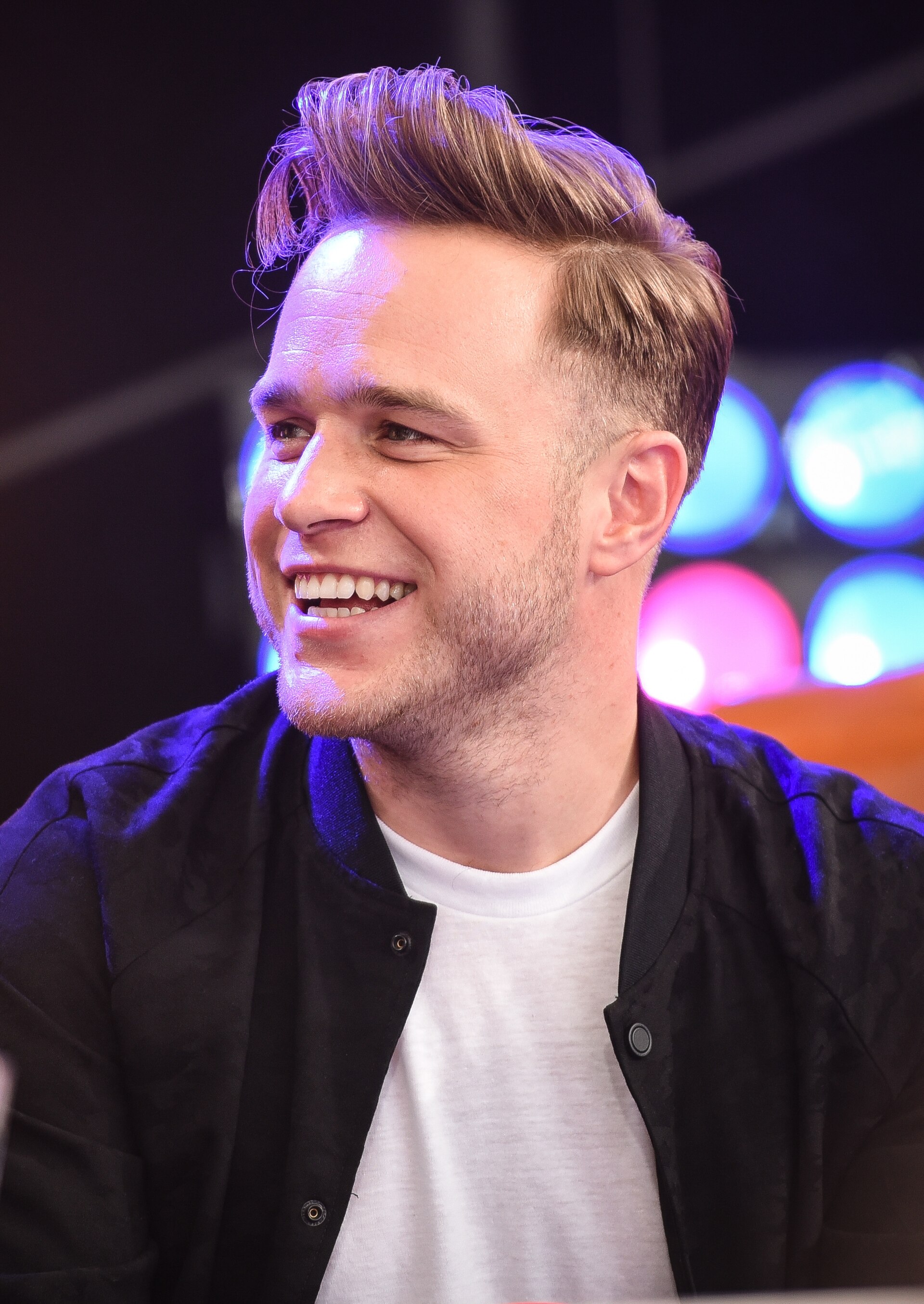 Imagem de referência de Olly Murs, descrito nos dados abertos como cantor e compositor britânico