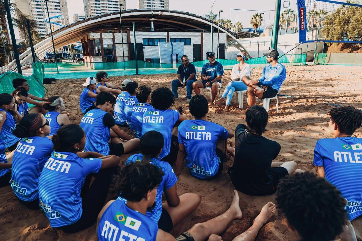 Jovens atletas do Sesc-DF recebem treinador do vôlei de praia francês