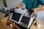 Como a urna eletrônica brasileira protege os votos contra fraudes