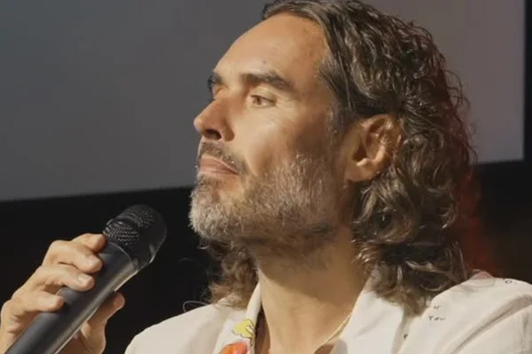 Julgamento de Russell Brand começa nesta 2ª. Relembre acusações contra ele