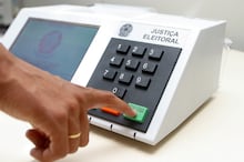Tarcísio vota entre aplausos, fotos e ofensas e se diz confiante em vitória de Flávio