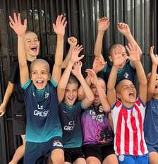 Amigos cortam o cabelo para homenagear jovem que passa por tratamento de câncer Foto: Reprodução / Instagram