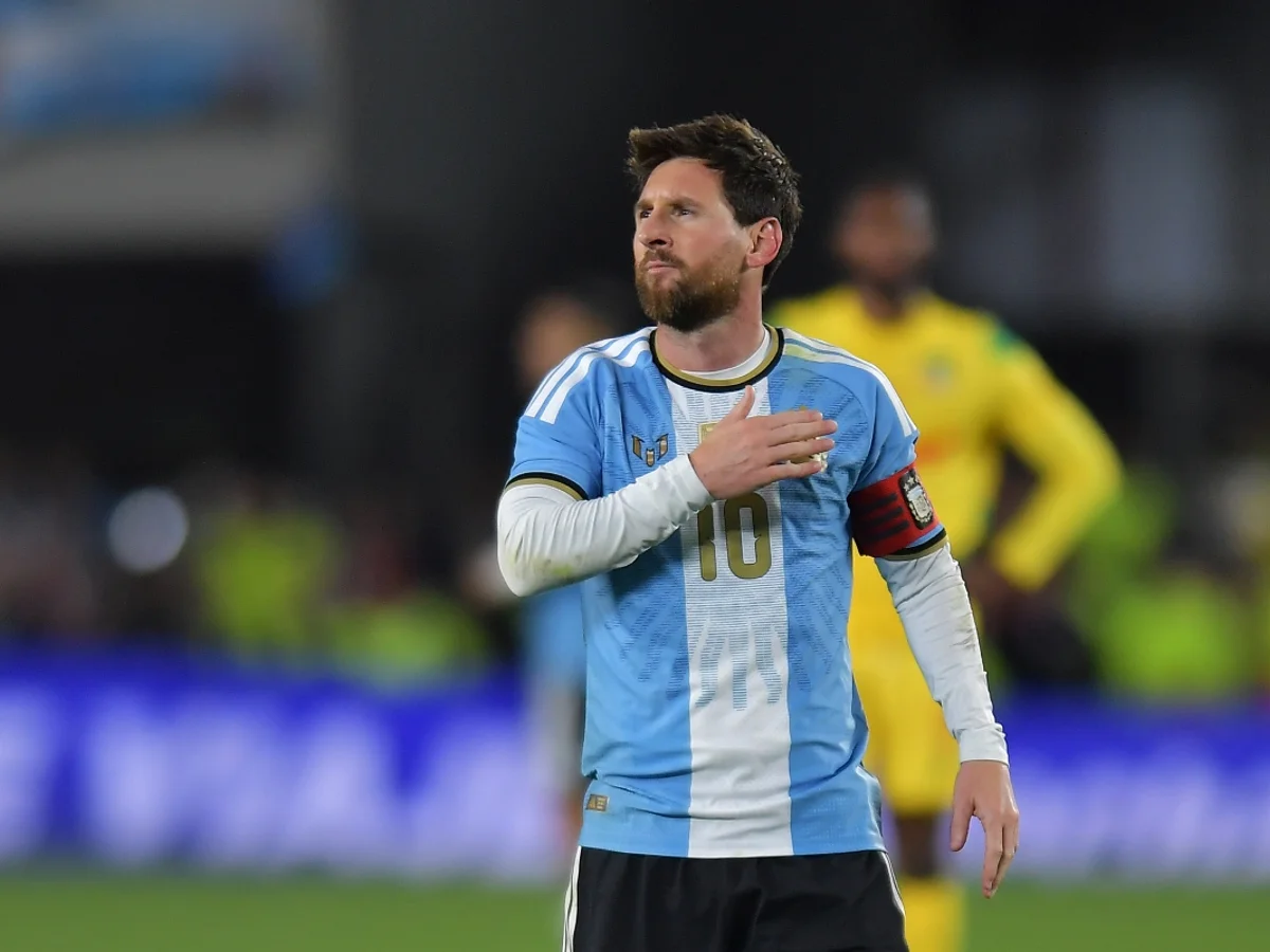 Com assistências e gol, Messi se despede da seleção argentina com vitória