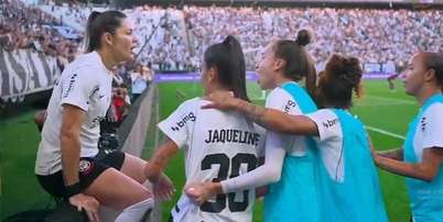 Jaqueline, atacante do Corinthians &ndash; Foto: Reprodu&ccedil;&atilde;o de v&iacute;deo - Legenda: Jogadoras do Corinthians na final do Brasileir&atilde;o / Jogada10