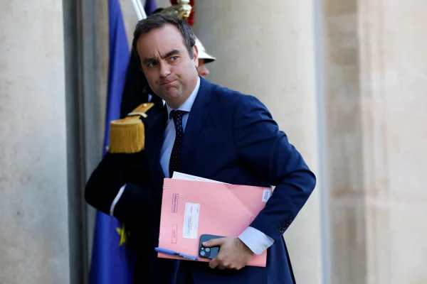 Primeiro-ministro da França condena violência em protestos estudantis