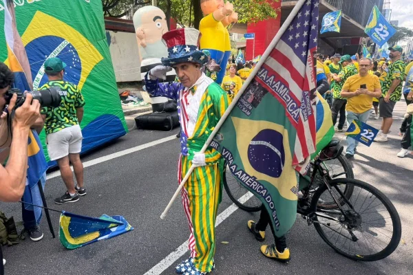 Bolsonaristas questionam USP sobre contagem em ato de Flávio na Paulista - destaque galeria