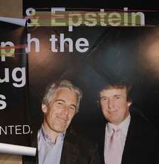 Cartaz exibe Trump ao lado de Epstein nos anos 1990 Foto: ANSA / Ansa - Brasil