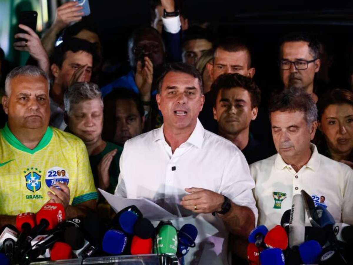 PF investiga se Flávio Bolsonaro teria deixado o Brasil rumo aos EUA, diz jornal