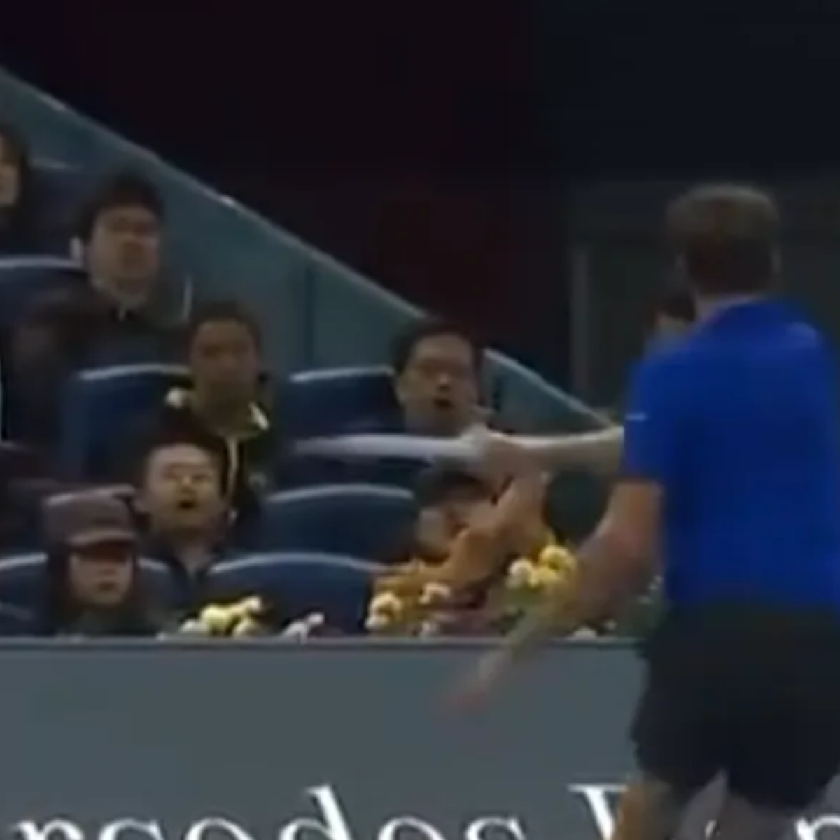 Medvedev é desclassificado de semifinal na China após acertar bola na torcida