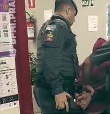 Homem é preso em Praia Grande após sequestrar a própria filha e garota piscar para policial Foto: Reprodução/Instagram/@45bpmi.praiagrande