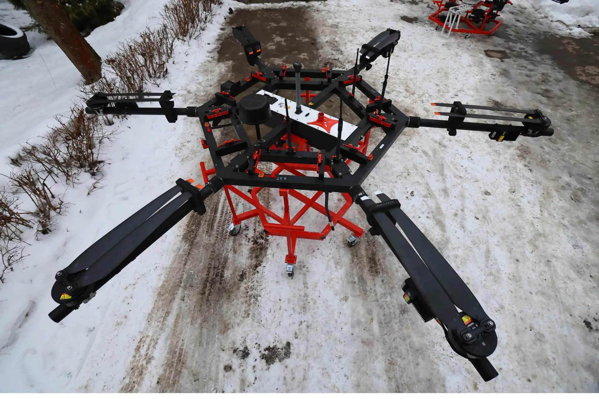 Como drones de combate estão virando cargueiros e ambulâncias aéreas