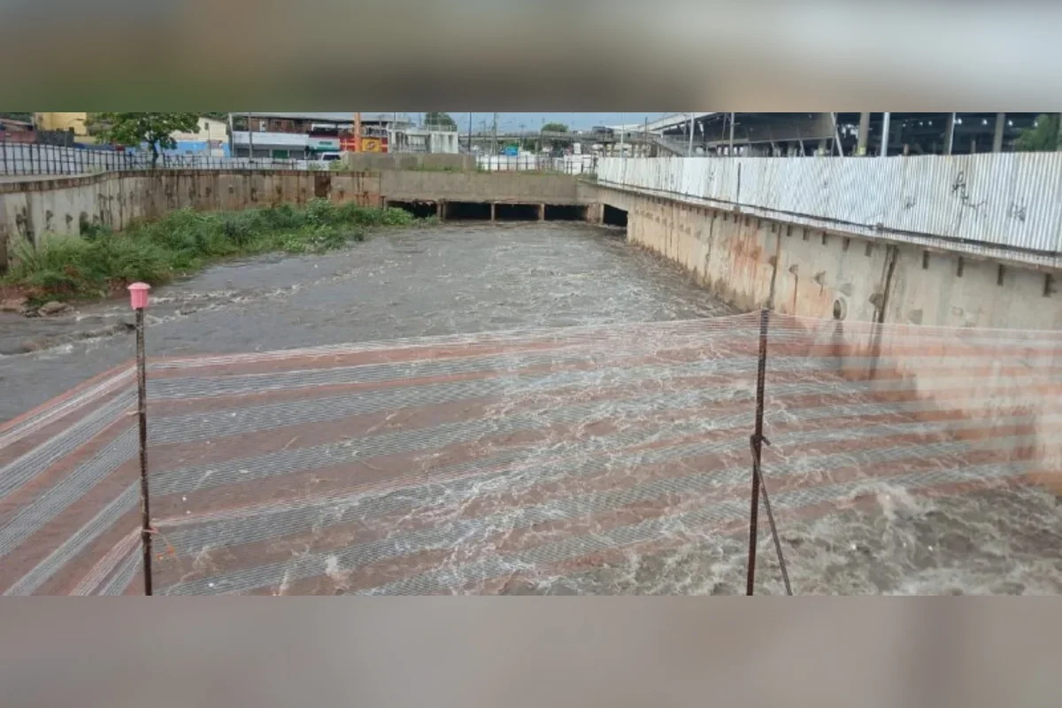 Vigia de obra que caiu em córrego durante chuva em BH é encontrado com vida
