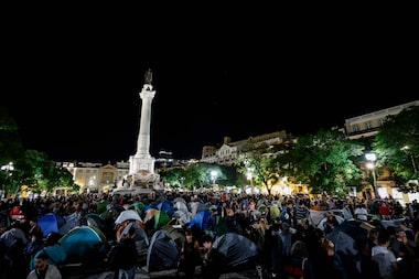 Ativistas acampados em protesto por direito à moradia são retirados pela polícia de praça em Lisboa