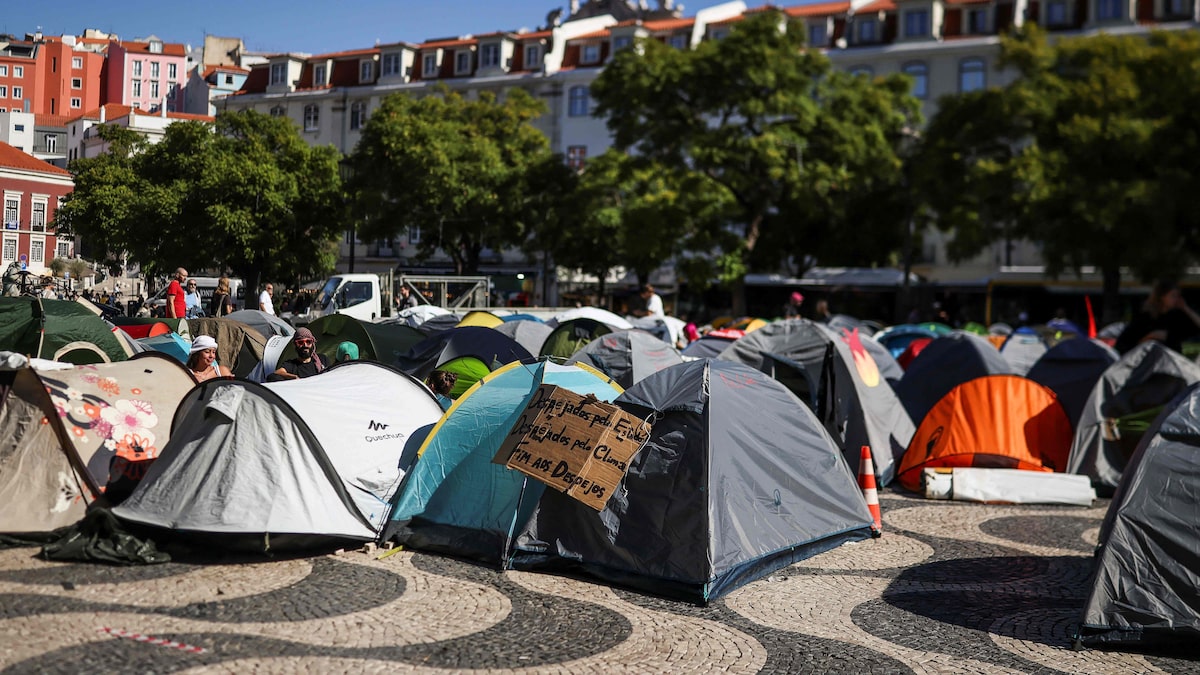 Ativistas acampados em protesto por direito à moradia são retirados pela polícia de praça em Lisboa
