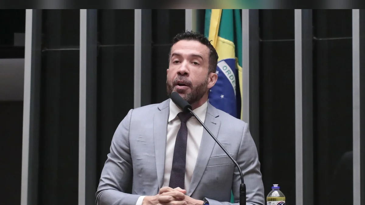 Janones reage à suspensão do "Exército do Lula": "Vamos reverter"