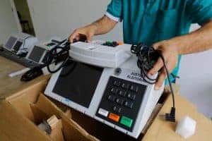 Como a urna eletrônica brasileira protege os votos contra fraudes