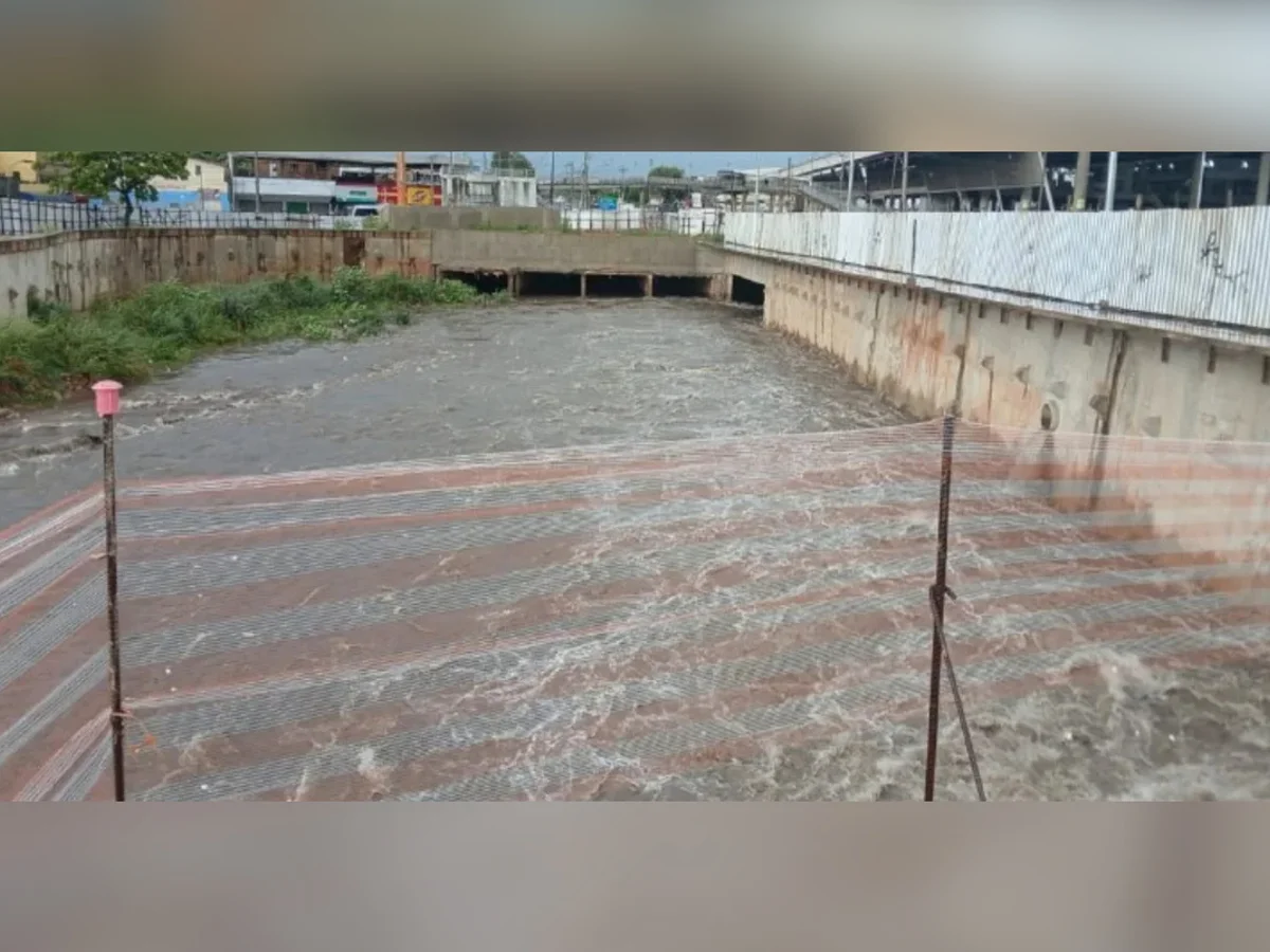 Vigia de obra que caiu em córrego durante chuva em BH é encontrado com vida