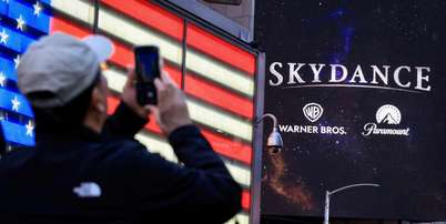 Um painel publicitário exibindo os logotipos da Skydance, da Warner Bros. e da Paramount nos escritórios da Paramount Global na Times Square, após a fusão entre a Paramount Skydance e a Warner Bros Discovery, em Nova York, nos Estados Unidos, em 6 de outubro de 2026. Foto: © Brendan McDermid / Reuters / RFI