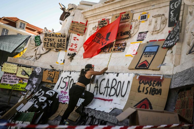 Ativistas acampados em protesto por direito à moradia são retirados pela polícia de praça em Lisboa