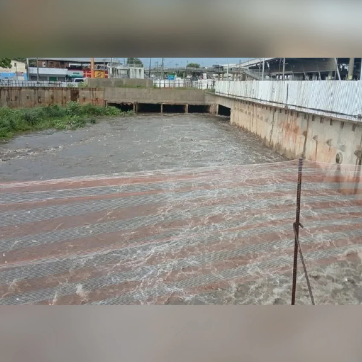 Vigia de obra que caiu em córrego durante chuva em BH é encontrado com vida