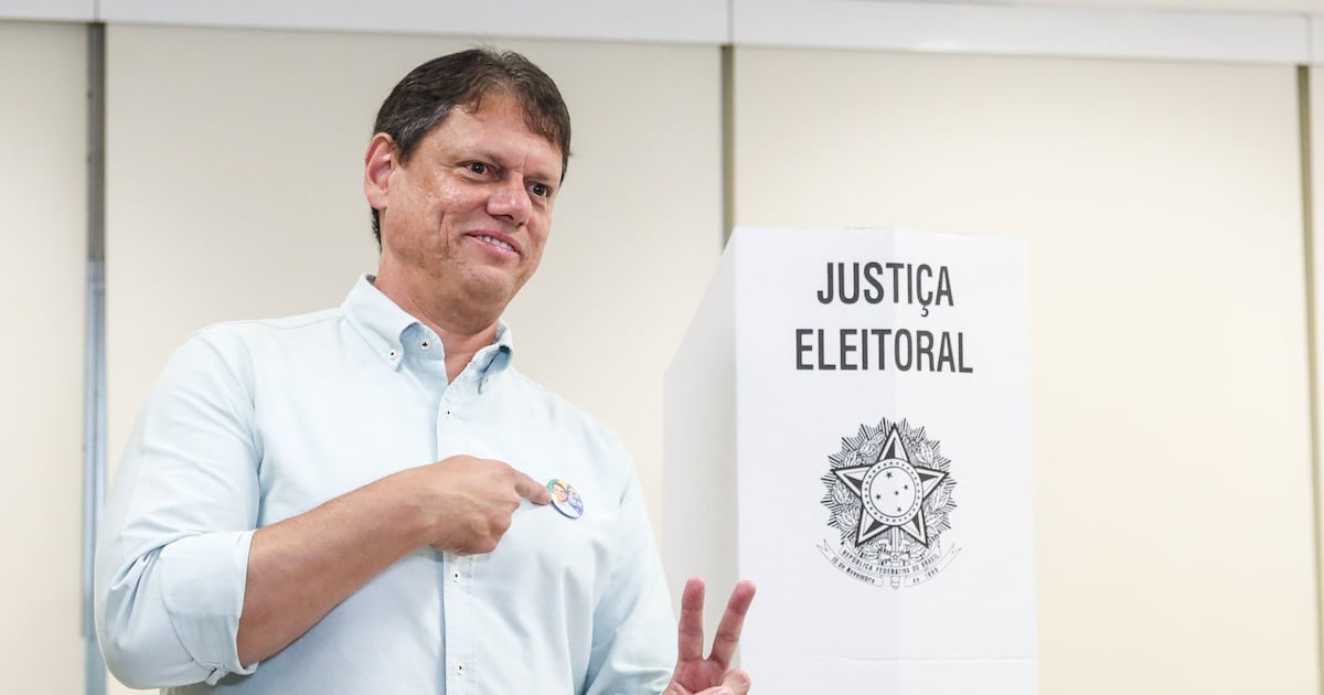Tarcísio vota entre aplausos, fotos e ofensas e se diz confiante em vitória de Flávio