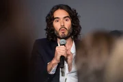 Russell Brand sofre acusações de abusos de quatro mulheres,