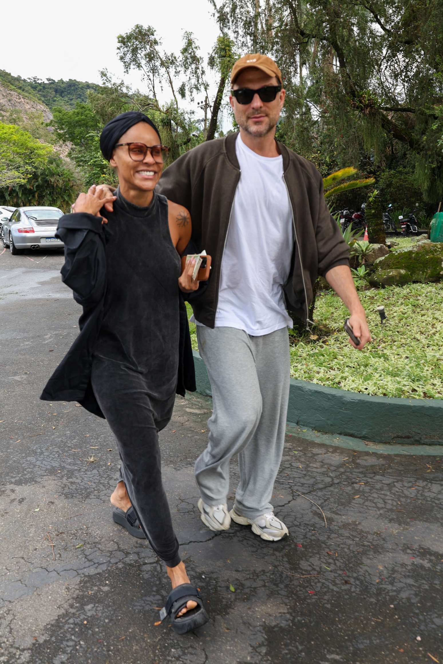 Igor Rickli e Aline Wirley chegam pra votar no Rio de Janeiro, em 4 de outubro de 2026