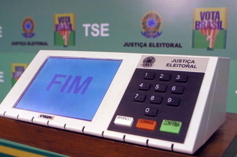 Como a urna eletrônica brasileira protege os votos contra fraudes