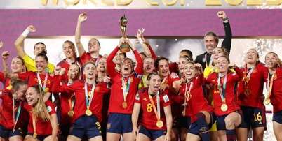 Desfile dos jogadores espanh&oacute;is com a ta&ccedil;a da Copa do Mundo de 2026 - Foto: Divulga&ccedil;&atilde;o / RFEF / Jogada10