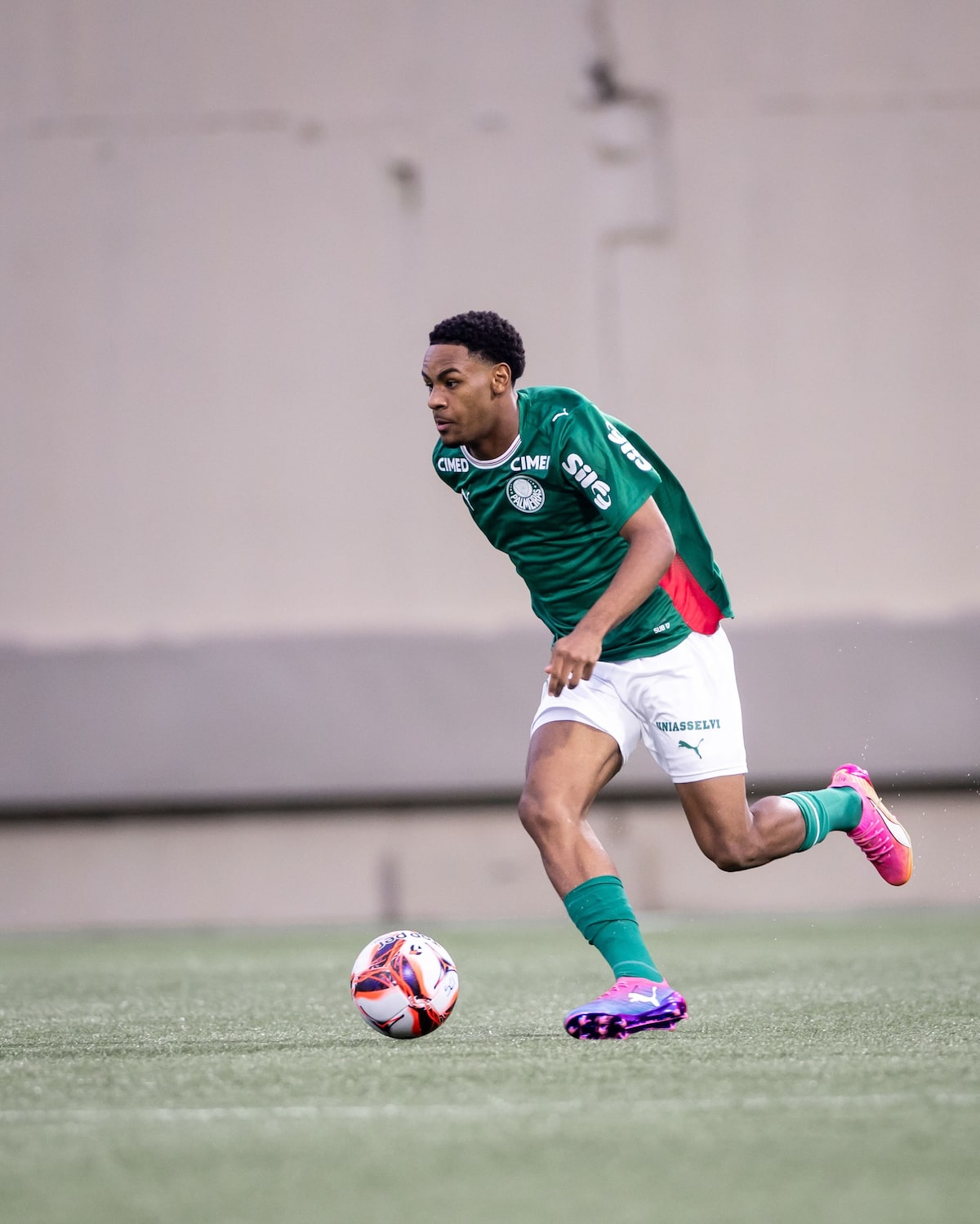 Quem são os jogadores de Palmeiras e Corinthians apontados como maiores promessas do futebol mundial