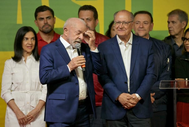 A corrida presidencial do Brasil vai para a segunda rodada com Flávio Bolsonaro à frente de Lula, o atual presidente.