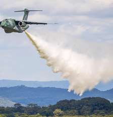 Aeronave KC-390 Millennium, da Força Aérea Brasileira (FAB), equipado com um sistema de borrifa água Foto: Sargento Müller Marin / Força Aérea Brasileira