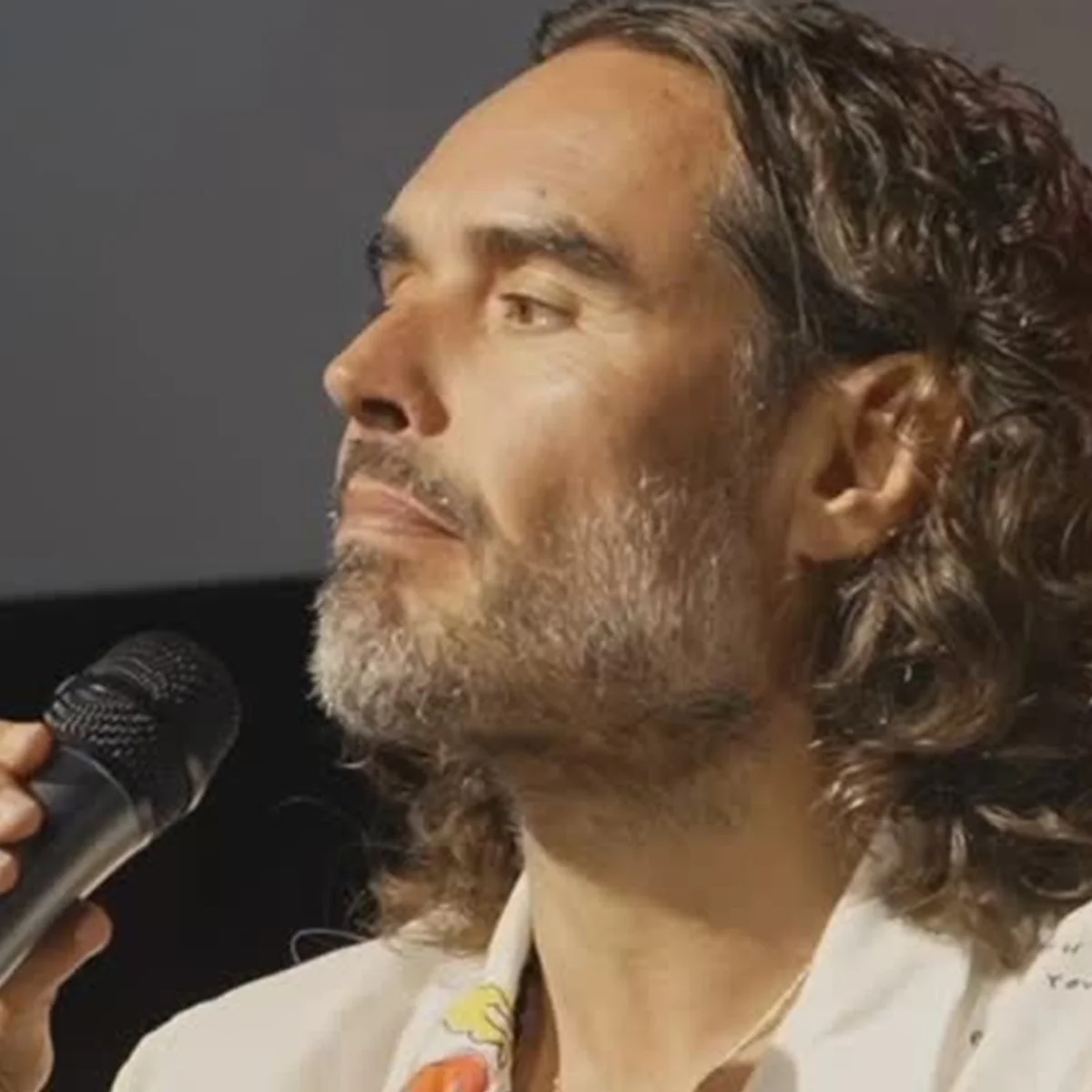Julgamento de Russell Brand começa nesta 2ª. Relembre acusações contra ele