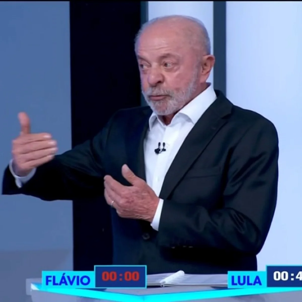 Lula diz que Flávio Bolsonaro copiou plano do governo para comprar dívidas