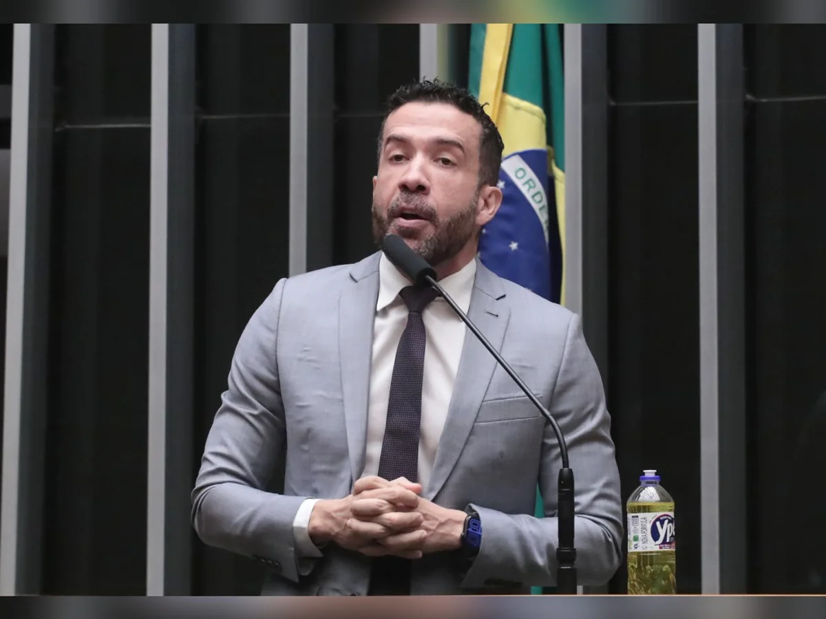 Janones reage à suspensão do "Exército do Lula": "Vamos reverter"