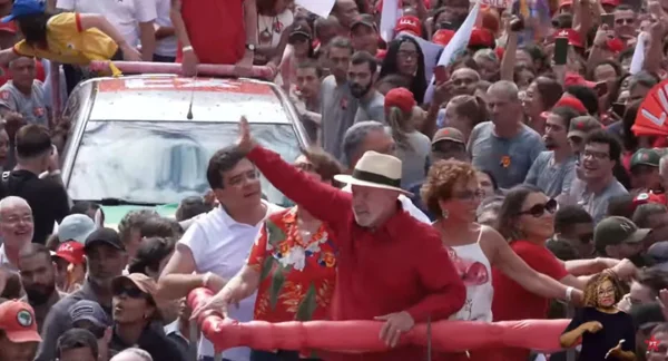 "Nessa cidade não sabemos o que é derrota", diz Lula em Juiz de Fora