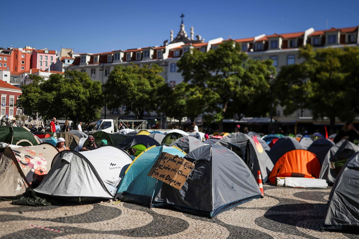 Ativistas acampados em protesto por direito à moradia são retirados pela polícia de praça em Lisboa