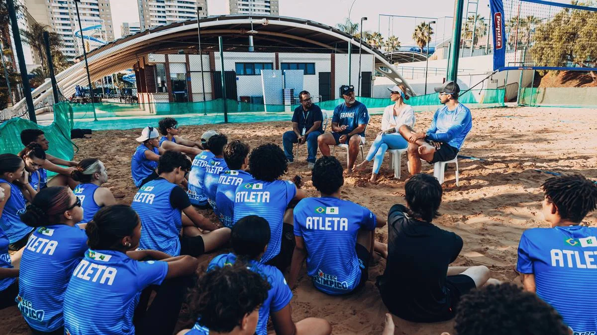 Jovens atletas do Sesc-DF recebem treinador do vôlei de praia francês