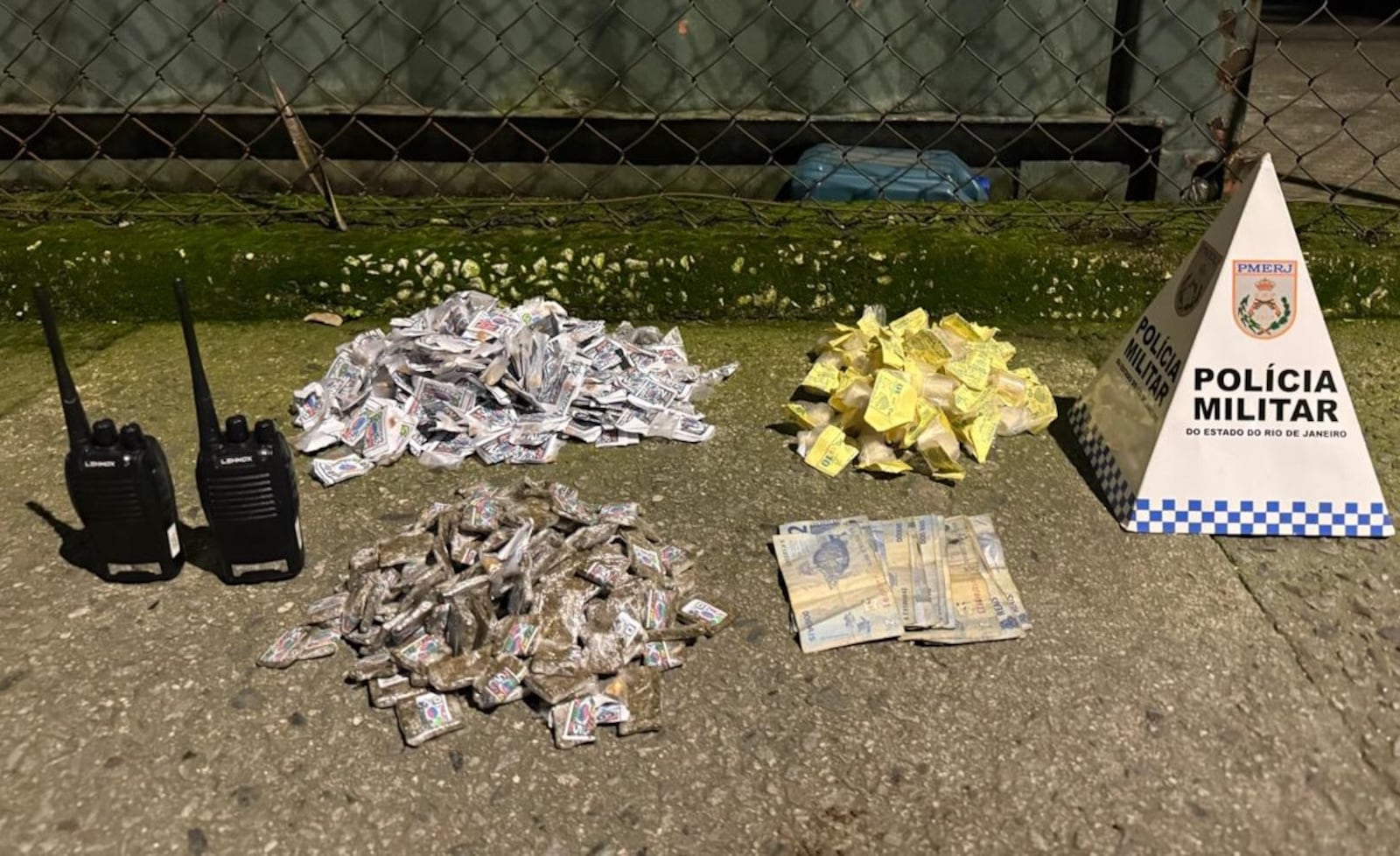 Agentes do 20º BPM apreenderam drogas e rádios Reprodução/Polícia Militar