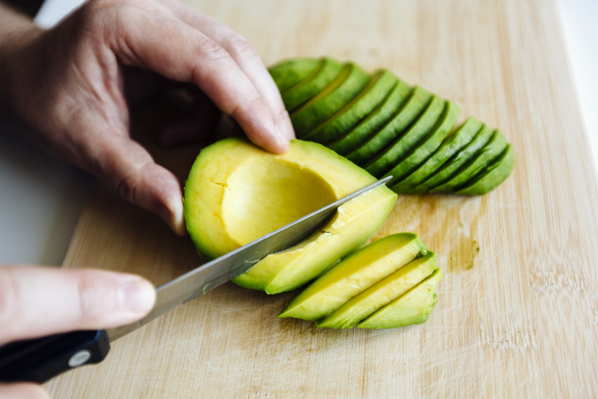 Comer abacate ajuda a dormir melhor naturalmente, revela nutricionista